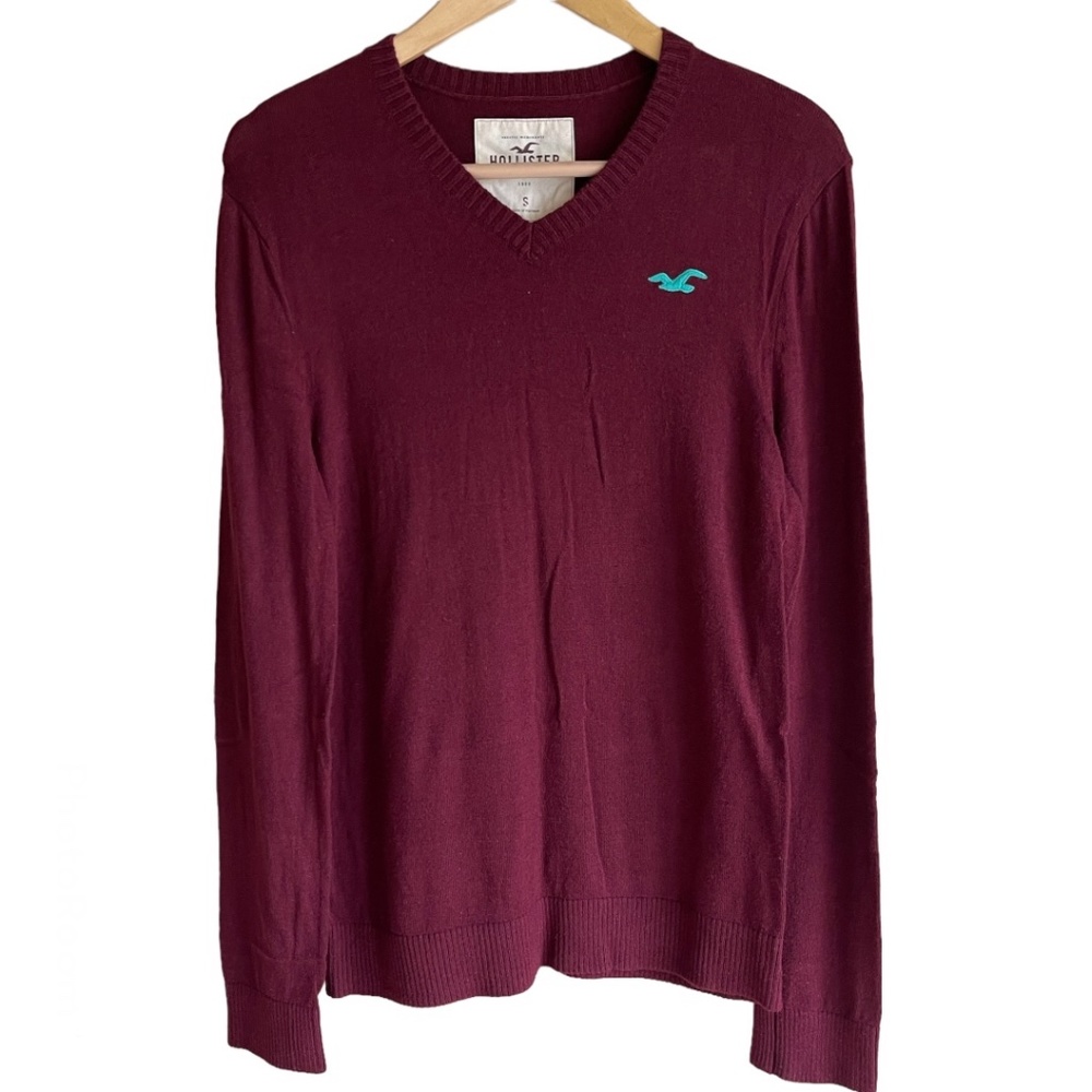 Hollister Men’s Lightweight V- Neck Pullover Burgundy Sweater. Size Small